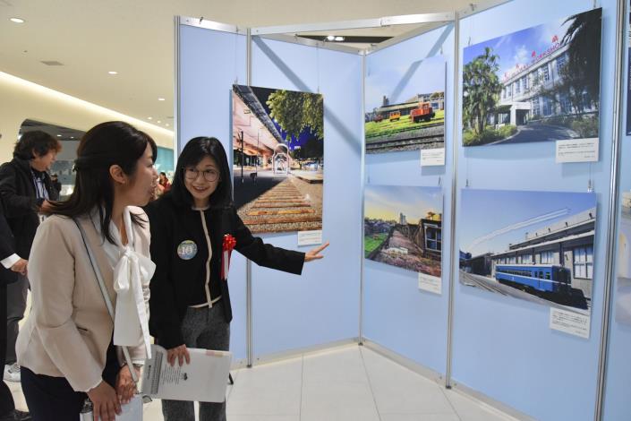 4.國家鐵道博物館在京都鐵道博物館內展出「從照片看國家鐵道博物館的成長」攝影展，介紹自鐵道工業場域轉型為博物館的過程。其中，最特別的是由鐵博籌備處同仁於國慶日拍攝之空軍雷虎特技小組通過鐵博上空，與柴電工場及DR2303號柴油客車合影的珍貴畫面。