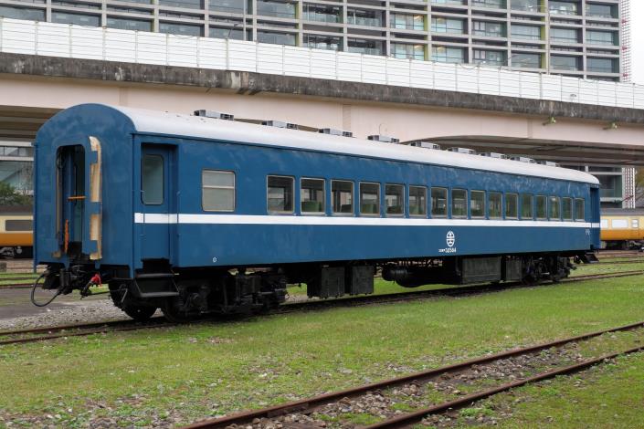 3. 國家鐵道博物館於2021年完成修復的典藏車輛──SP32584號對號快車，因符合《押解：菜鳥警察vs老扒手》舞臺劇設定的時代背景，成為劇組實車考證1960年代藍皮客車的參考依據。