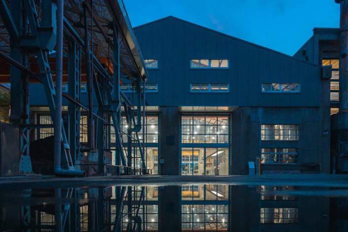 夜幕下的柴電工場建築,呈現工業遺跡的沉靜景致