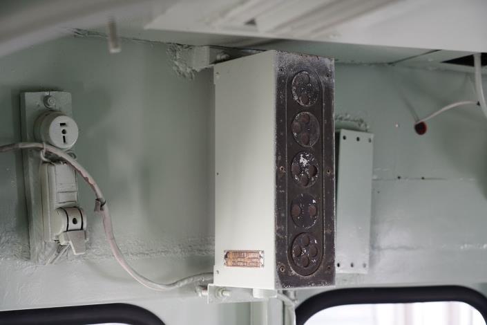 S405號柴電機車駕駛室內的駝峰調車號誌顯示器