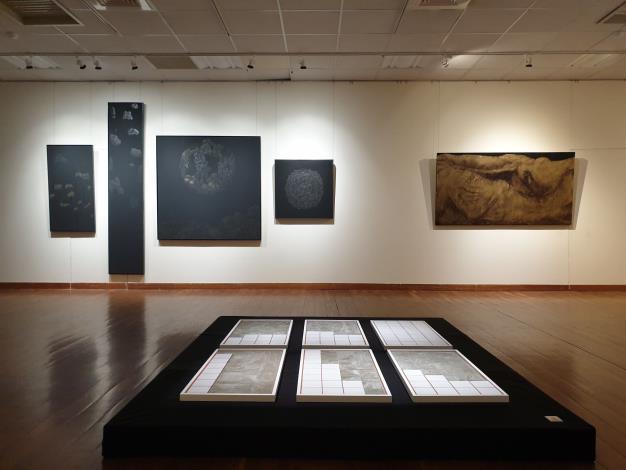 2-展場照片，前方為藝術家洪瑄作品《合格》，後方左至右黃立穎《黑裡黑的光》、黃至正《聖傷19》
