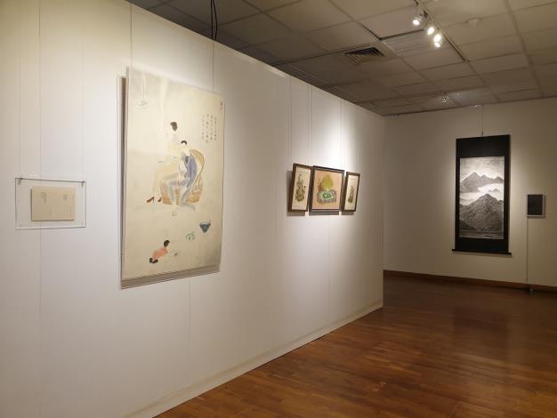 3-展場照片，藝術家作品由左至右花季琳《雙綰·見立四季紅》、張驊《三層風景》、張明曜《臨 Stable Diffusion 生成之山水畫作》