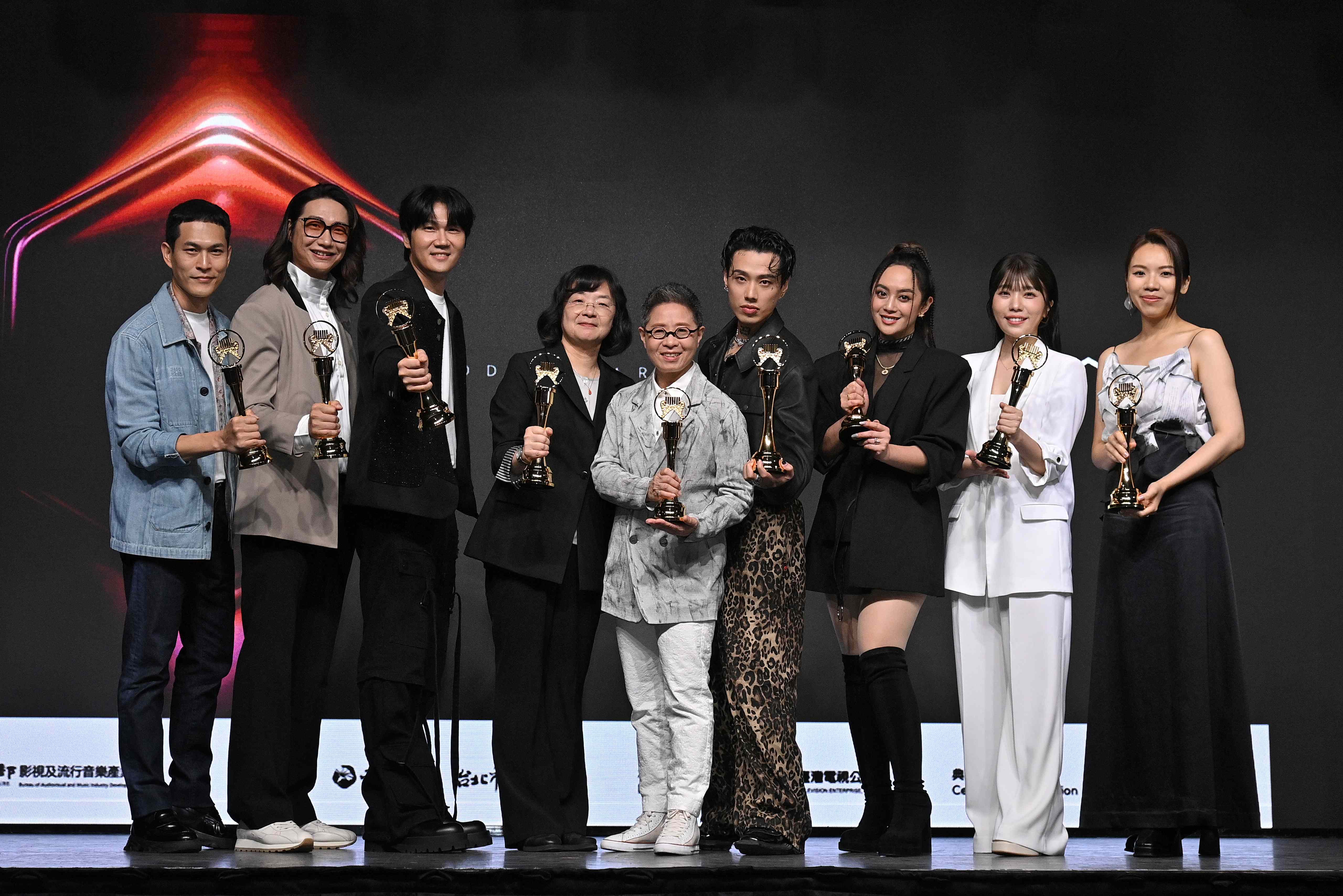 左起宇宙人、文化部常務次長徐宜君、丁曉雯、Marz23、舞思愛、蔡家蓁、柔 米Zoomie