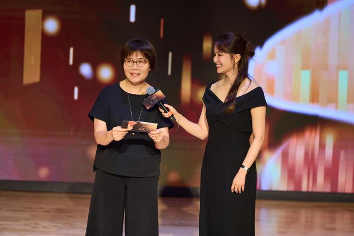 文化部影視及流行音樂產業局局長王淑芳頒發年度系統躍進獎