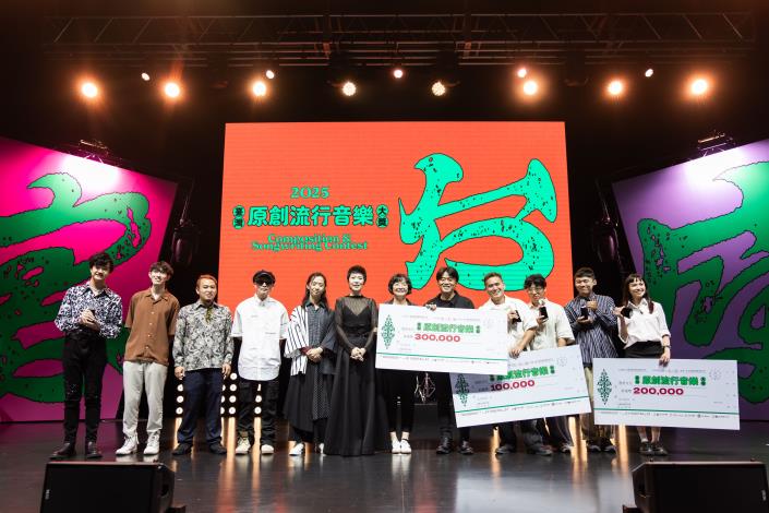 文化部次長徐宜君(右6)、評審曹雅雯(左6)與台語組獲獎者及入圍者合影。