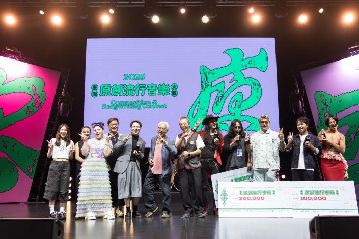 原住民族委員會處長王瑞盈（右6）、評審達卡鬧（左6）與原住民族語組獲獎者及入圍者合影。