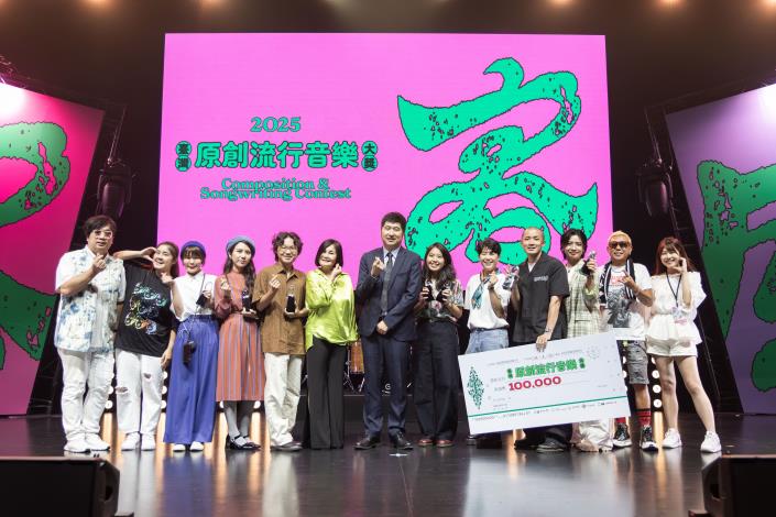 客家委員會副主任委員邱星崴（右7）、評審團總召集人官靈芝（左6）與客語組獲獎者及入圍者合影。