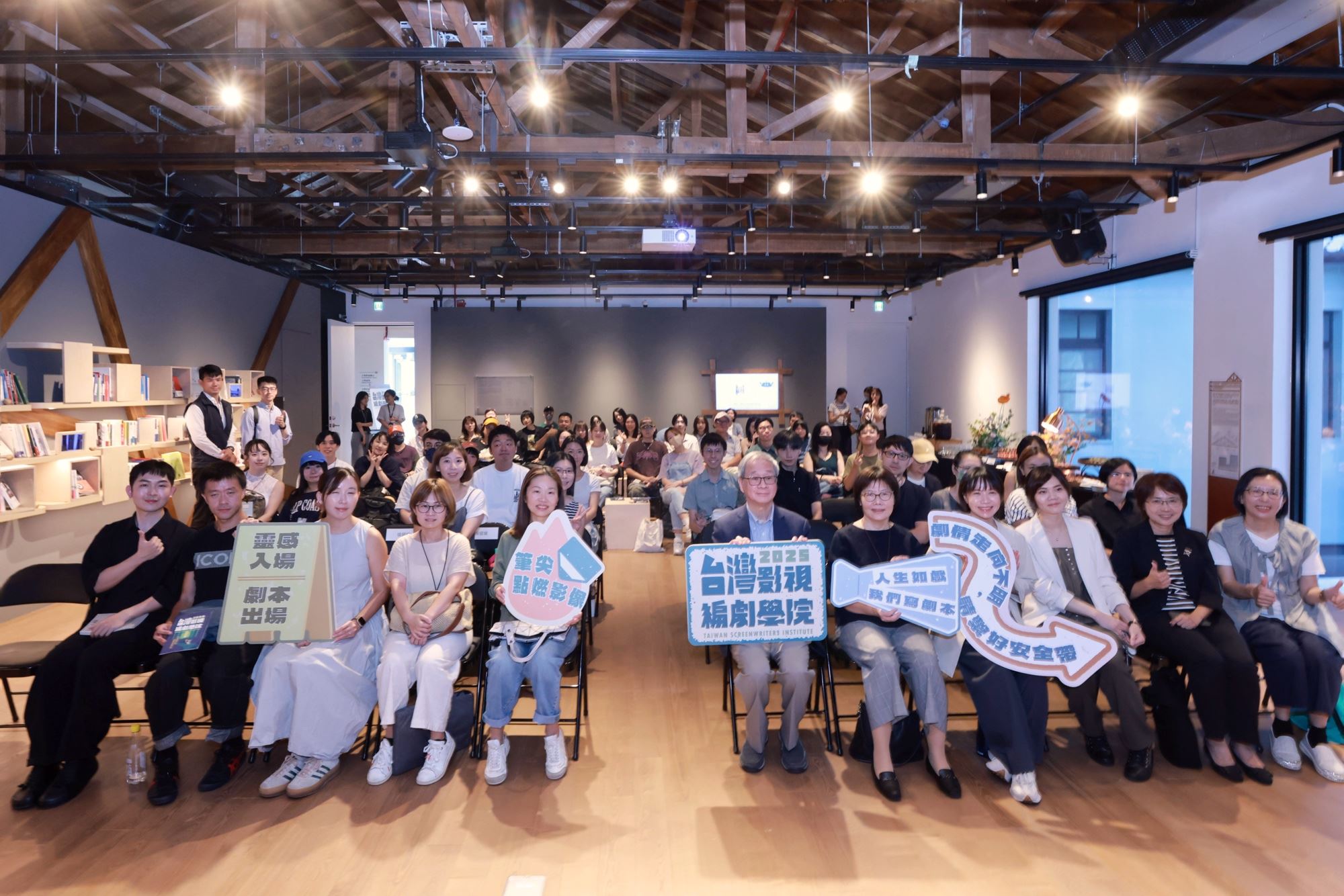 「台灣影視編劇學院」今（30）日舉行開學儀式，文化部長李遠（右6）、文化部影視局長王淑芳（右5）、台灣影視編劇協會理事長蔡顗禾（4）等與講師及學員們合影。.JPG