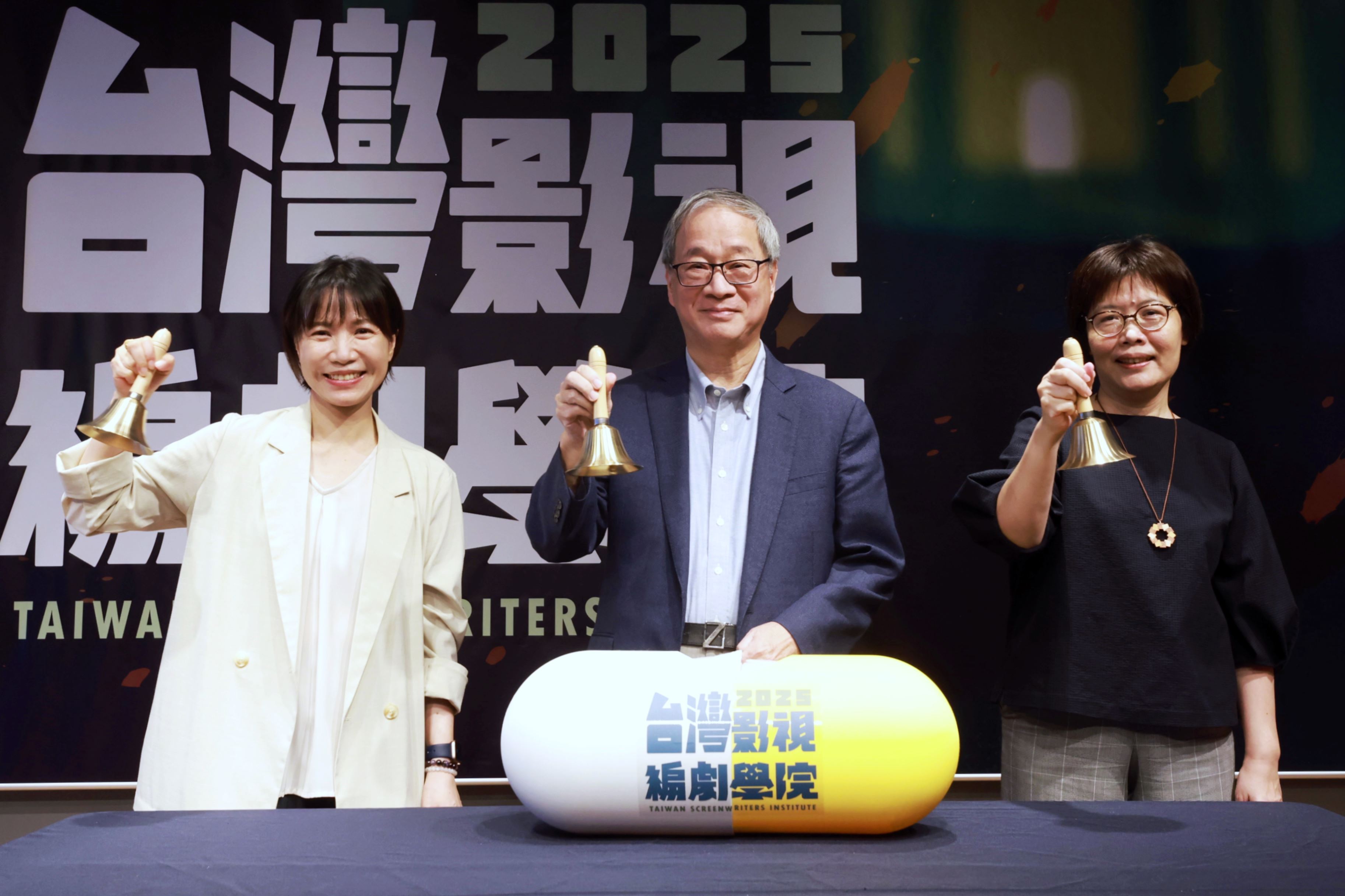 文化部長李遠（中）、文化部影視局長王淑芳（右）、台灣影視編劇協會理事長蔡顗禾（左）共同宣布台灣影視編劇學院「上課了！」。