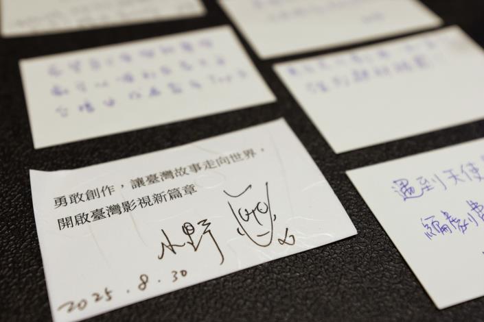 「台灣影視編劇學院」今（30）開學，學員們寫下對自己的期許，文化部長李遠也寫下對於臺灣影視產業發展及人才培育的期盼，一同放入時空膠囊中。. JPG