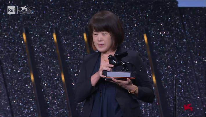 導演陳芯宜執導《雲在兩千米》榮獲威尼斯影展最佳沉浸體驗大獎。（威尼斯影展官方直播截圖）