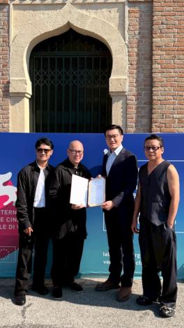 駐義大利代表處文化組轉致文化部長李遠賀電導演蔡明亮（左2）獲頒2025年威尼斯國際影展費比西國際影評人協會「費比西百年終身成就獎」。（駐義大利代表處文化組提供）