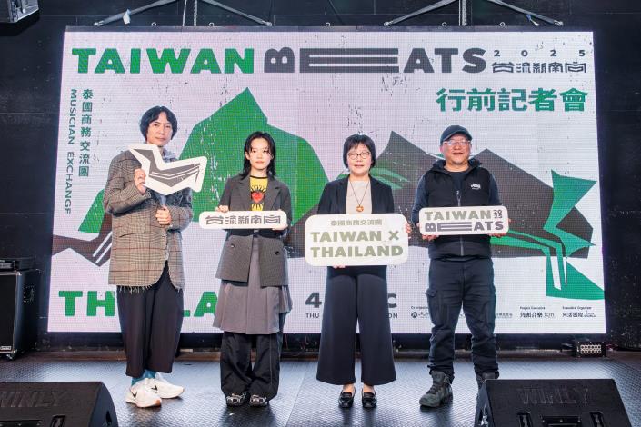 影視局長與展演及商務團成員合照(左起韓立康、Andr、王淑芳局長、湯昇榮商務團長) 