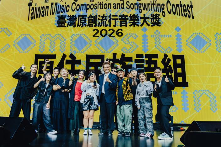 原住民族委員會副主委陳義信（右6）、評審查瑪克（右4）與原住民族語組獲獎者及入圍者合影。