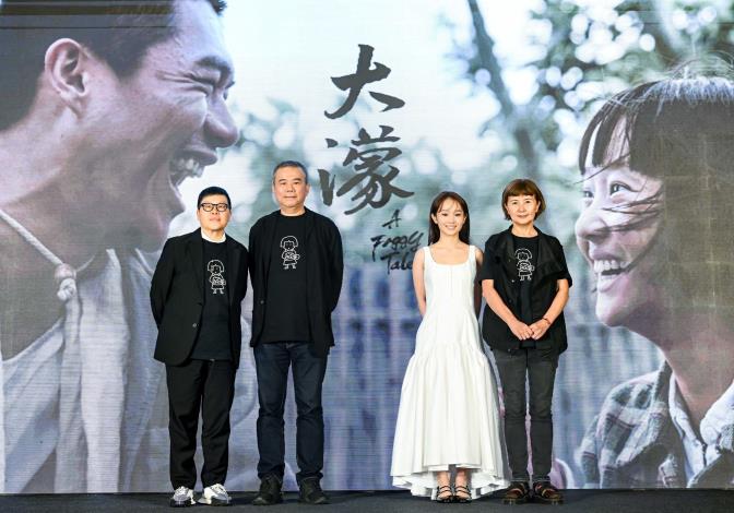 《大濛》劇組左起：監製葉如芬、導演陳玉勳、演員方郁婷、監製李烈