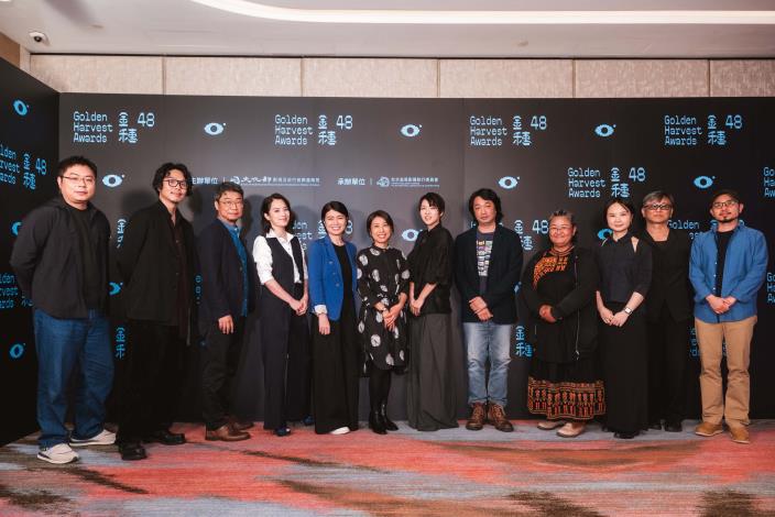 第48屆金穗獎評審團（左起：解孟儒、朱駿騰、洪伯豪、高伊玲、嚴藝文、王君琦、許雅婷、樓一安、陳保英、余聿、吳德淳、黃亞歷）