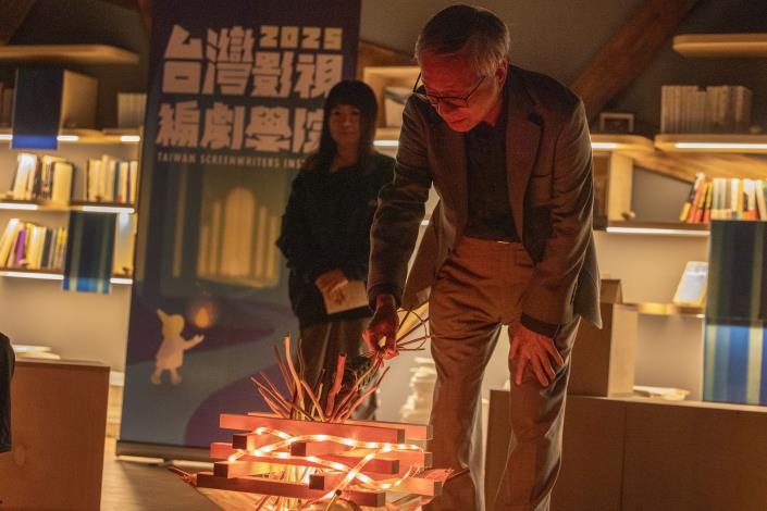 2025台灣影視編劇學院「專案實作結案分享會」以營火為概念，由文化部長李遠放入象徵火種的光源，邀請學員與教練向內聚焦、彼此交流。
