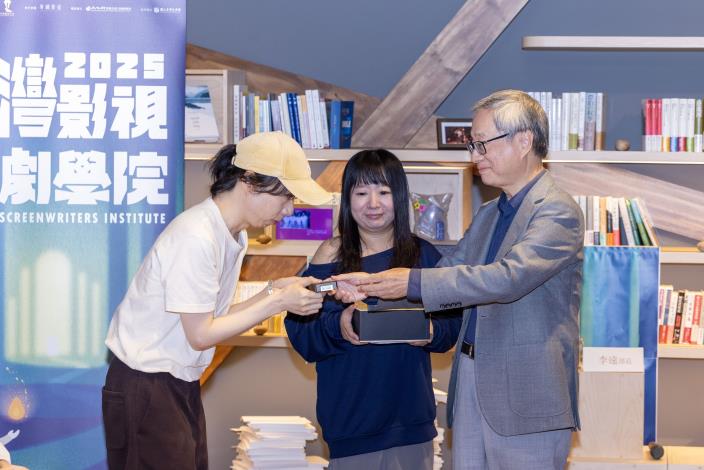 文化部長李遠（右）贈予學員們紀念筆作為結業禮物，鼓勵手不輟筆、持續創作。