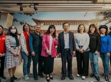 館長洪世佑與各班班長及會長合影