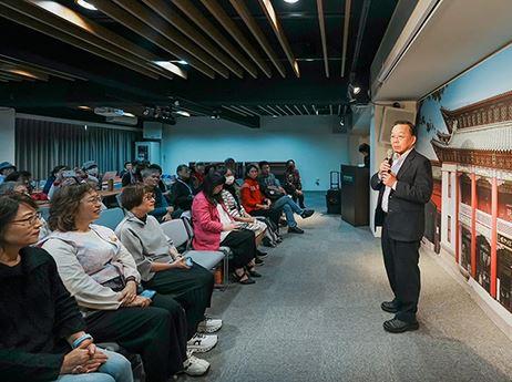 館長洪世佑感謝並與志工夥伴共勉