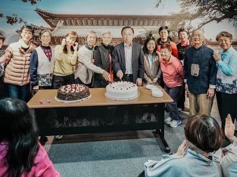 會長交接暨第一季慶生會，館長洪世佑與志工夥伴一同切蛋糕