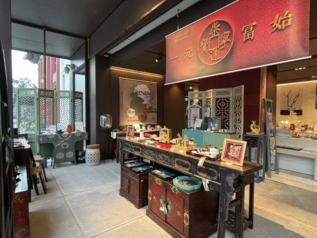 史博館商店無須購票即可進入，走春來此挑選與眾不同的文創伴手禮。