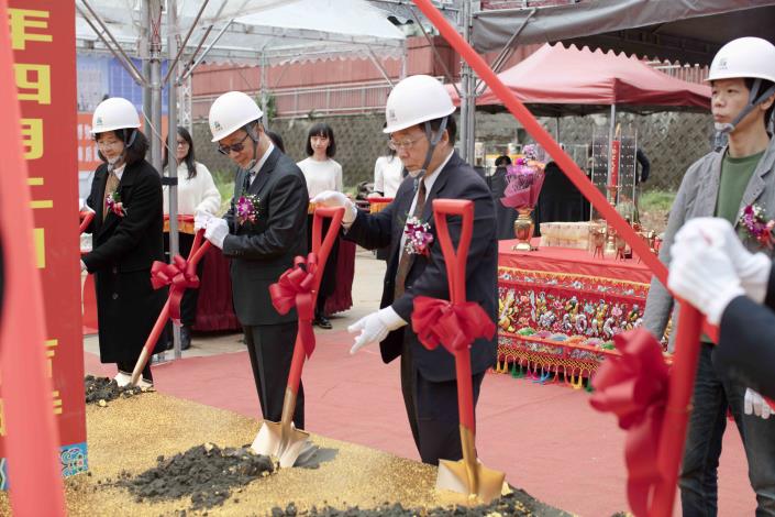 文化部長李遠(左2）、文化部次長徐宜君（左1）、國立歷史博物館館長洪世佑（右2）等貴賓一同執鏟為「國立歷史博物館典藏文物庫房新建工程」開工動土。