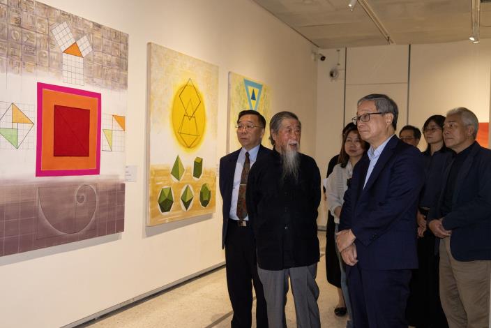 藝術家李再鈐（左2）帶領文化部長李遠（中）參觀「穿越世代－李再鈐個展」展間，介紹其2024年創作的〈三元素〉系列。