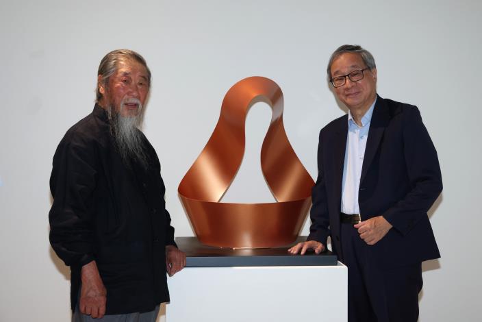 藝術家李再鈐（左）及文化部長李遠（右）參觀「穿越世代－李再鈐個展」展廳「元」，並與展品〈愛〉合影。