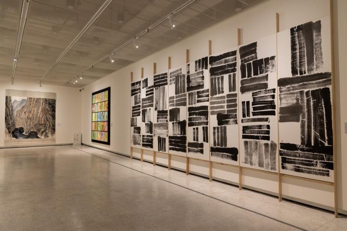 「穿越世代—李再鈐個展」以「低限無限」、「元」與「往昔情懷」三大主題規劃，即日起至6月8日於國立歷史博物館1樓展出。