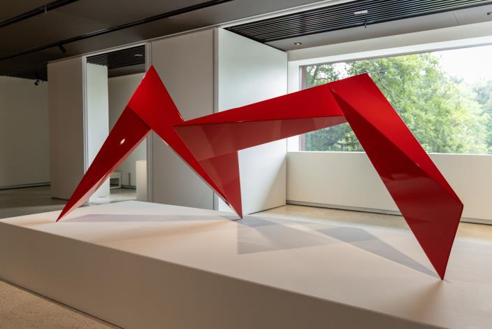 史博館展出藝術家李再鈐代表雕塑作〈低限的無限〉