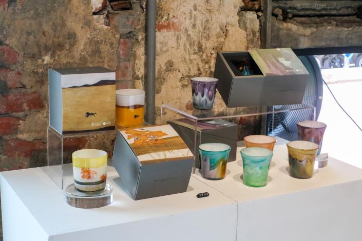 國立歷史博物館與臺灣玻璃工藝品牌「紅琉璃 」合作，運用史博館重要典藏：馬白水《太魯閣之美》、常玉《荷花》與《馬》的靈感設計琉璃杯。