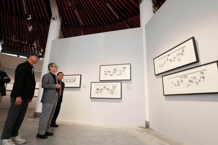 文化部長李遠（中）在史博館館長洪世佑（右）、協同策展人蔡耀慶（左）的導覽下，參觀「書藝人間—漢寶德書寫之美」特展。