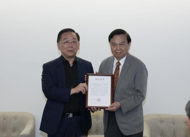 總統賴清德特頒致賀電，肯定《藝術家》雜誌對台灣社會的貢獻，由雜誌發行人何政廣(右)及國立歷史博物館長洪世佑(左)代表領受。