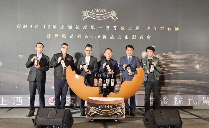 史博館館長洪世佑(右3)、臺酒董事長湯期安(左3)等貴賓於林玉山《延年玉獸》系列新品發表會合影