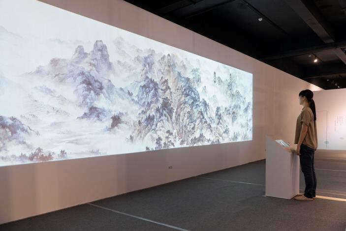 「歷史神展開－松山奉天宮X國立歷史博物館」特展以數位互動展示典藏書畫，觀眾可觸控觀看＜寶島長春圖卷＞作品細節