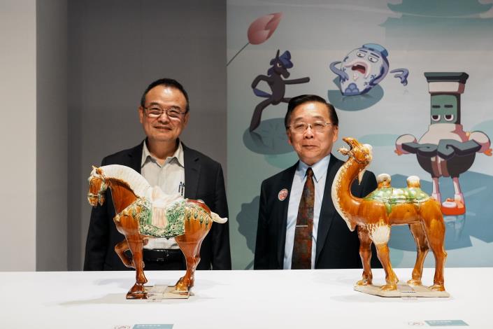 國立故宮博物院長蕭宗煌(左)與國立歷史博物館長洪世佑(右)開箱「歷史神展開－松山奉天宮X國立歷史博物館」特展。