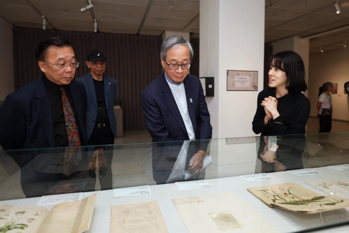 文化部長李遠（中）在史博物館館長洪世佑（左）陪同下參觀「臺灣蘭花百姿－臺北展」，展出臺大圖書館館藏日本植物學家臺灣蘭科植物調查研究。