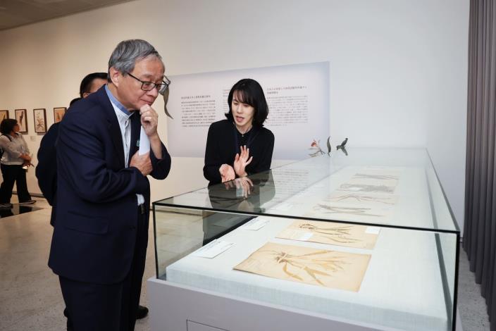 文化部長李遠（左）欣賞農業部林試所所藏日本人搜集的蘭花標本。