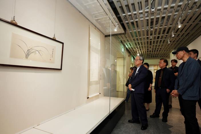 「臺灣蘭花百姿－臺北展」展出戰後臺灣繪畫中的蘭，文化部長李遠（左1）欣賞史博館館藏溥心畬作品《蘭》。
