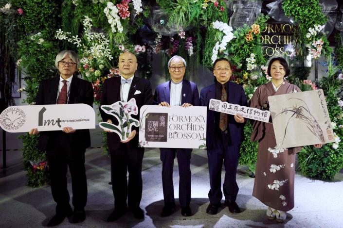 史博館「臺灣蘭花百姿－臺北展」開幕，東京大學綜合研究博物館長西秋良宏（左起）、日本台灣交流協會台北事務所代表片山和之、文化部長李遠、國立歷史博物館長洪世佑、策展人寺田鮎美合影。