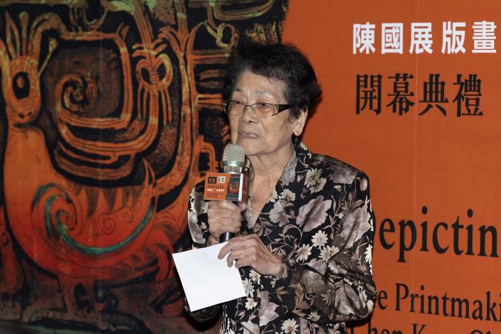 藝術家陳國展夫人李玉鳳表示，陳國展退休後帶著隨身的版畫壓印機，走遍高屏地區的偏鄉學校，希望給孩子們多元學習與拓寬視野的機會。