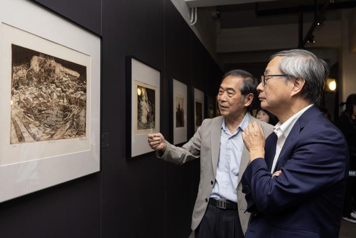 國立歷史博物館「刻畫人生：陳國展版畫特展」精選館內典藏的40件作品，策展人黃冬富（左）向文化部長李遠介紹展品〈中生代〉。