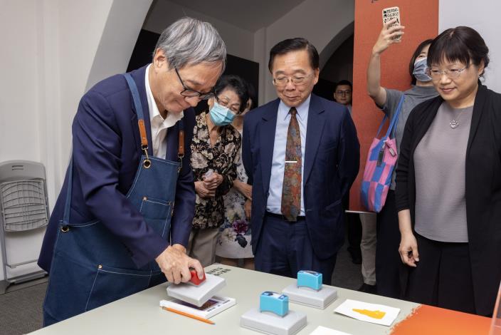 「版畫小學堂」展區規劃作品套版體驗，文化部長李遠（左1）化身為藝術家，打造自己的套印作品。