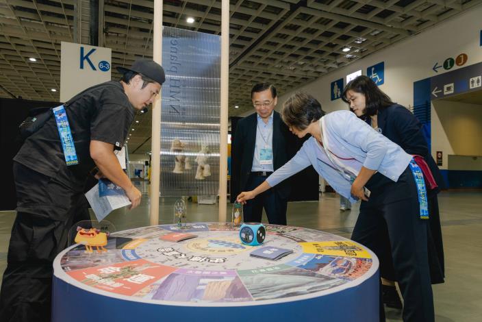 史博館展位規劃好玩的「宇宙交易所X史博大富翁」遊戲，打造一條從文物知識探索到創意轉譯的互動體驗路徑，現場提供多項購物優惠