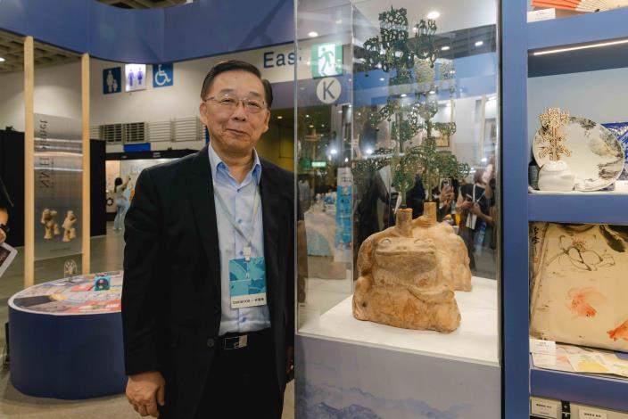 史博館館長洪世佑推薦民眾來台灣文博會史博館展位，其中展示高人氣的「搖錢樹（漢代銅器）」3D列印複製品，可愛的蟾蜍座形象極為吸睛