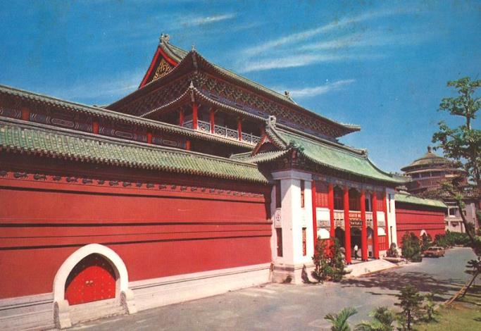 1962年の後は建て直し、中国の宮殿様式の建物に改築しました