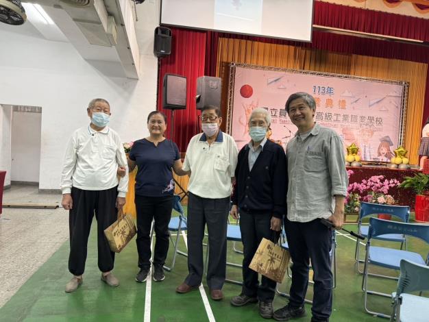 國立員林崇實高工畢業典禮邀請三位老校友──趙爺爺、吳爺爺、葛爺爺一同參加