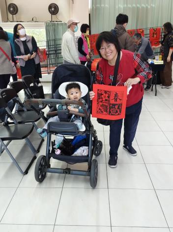 抽到版畫的開心民眾