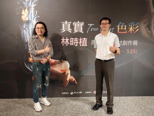 展覽藝術家林時植與國立彰化生活美學館秘書李明俊於「True colors真實色彩-林時植陶藝複合媒材創作展」開展合影